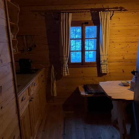 Stilvolle Wohlfuehlzimmer Im Salzkammergut Штробль